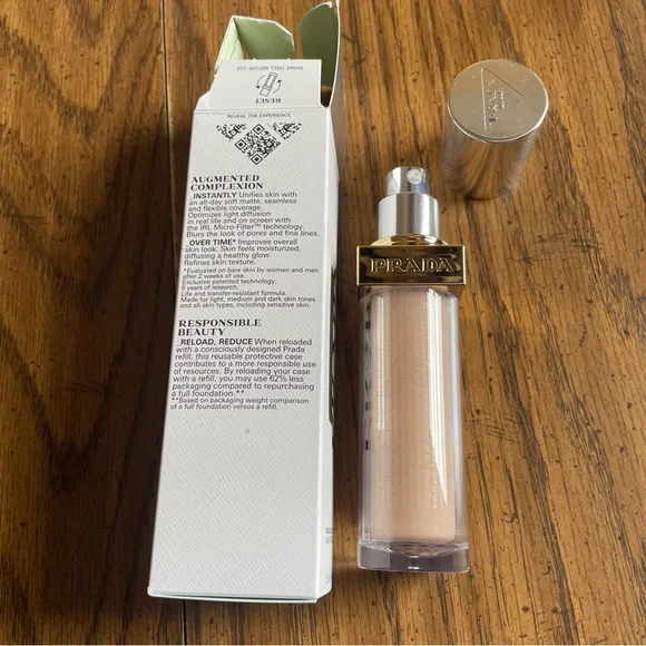 Prada Reveal Skin Optimizing Foundation in Shade LC5 - Picture 2 of 5